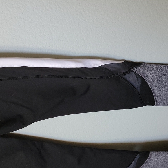 PINK Sporty Colorblock Ultimate High Rise Legging With mesh panel small - Picture 9 of 11